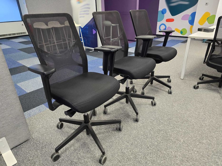 Модерен офис стол с мрежест гръб и пълен ергономичен контрол (Черен)