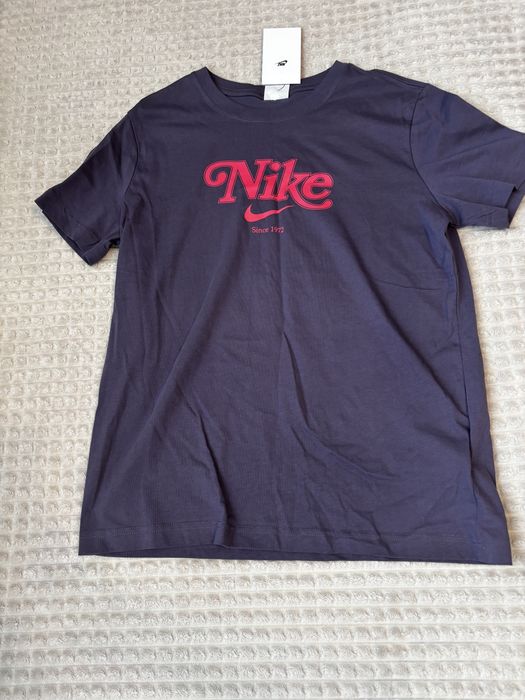 Тъмно лилава тениск на Nike