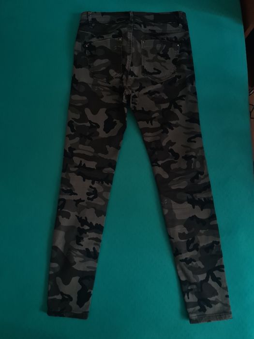Pantaloni cargo.