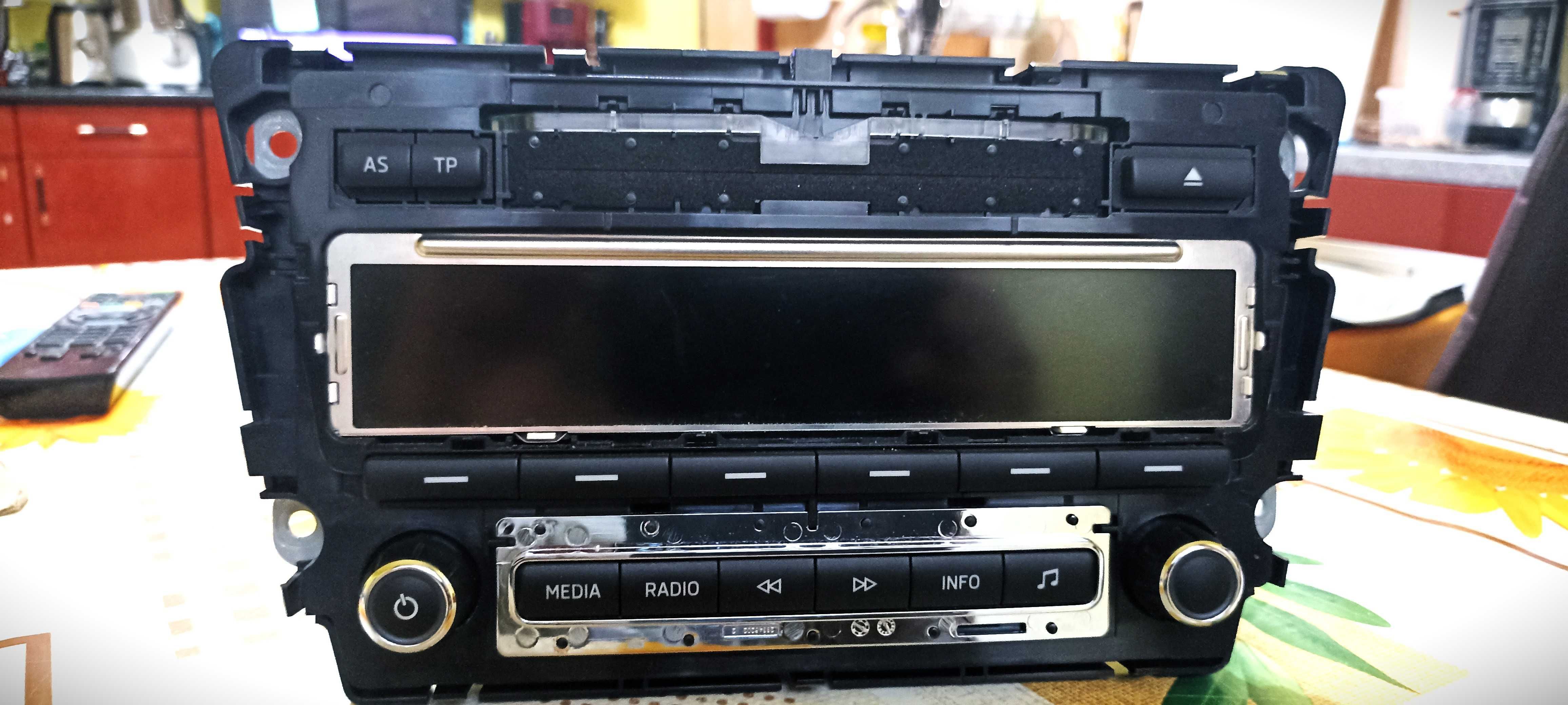 RadioaCD Auto cu MP3 Skoda Rapid compatibil 2010-2015