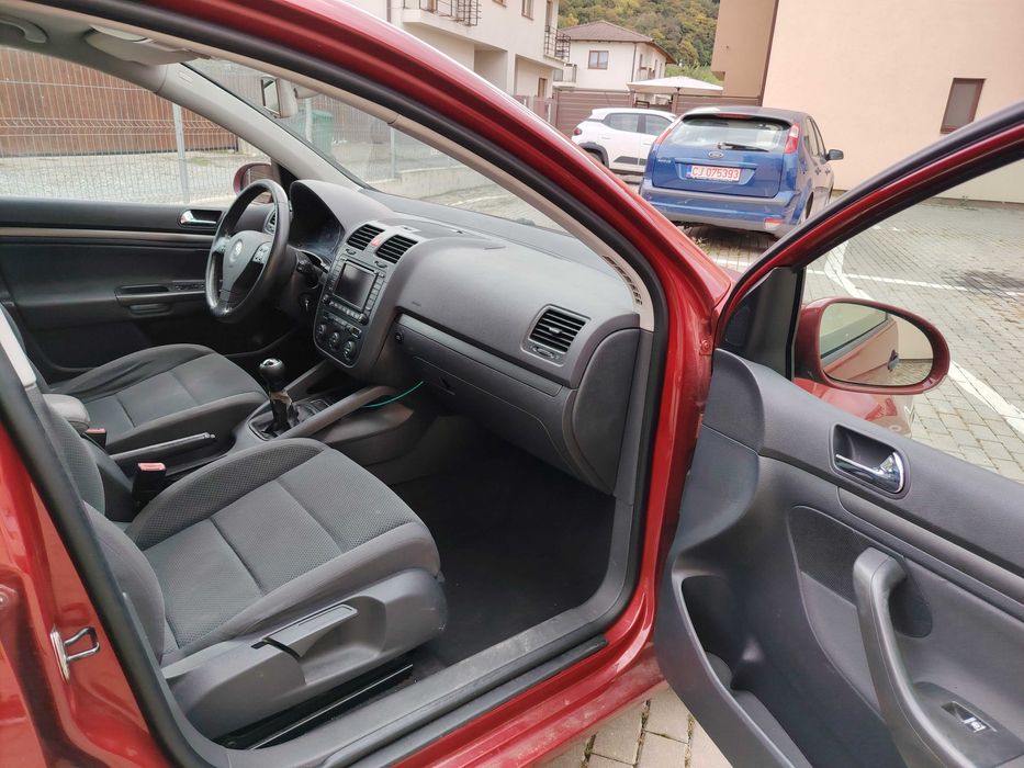 Închirieri auto. Volkswagen Golf 5, 1.6 FSI benzină.