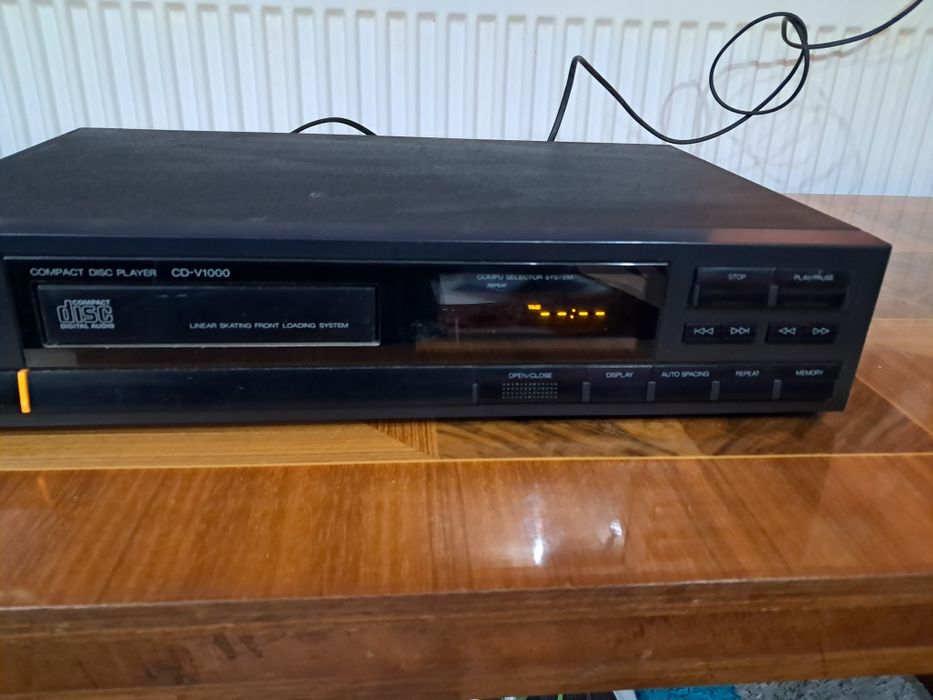 Vând compact disc player în stare bună