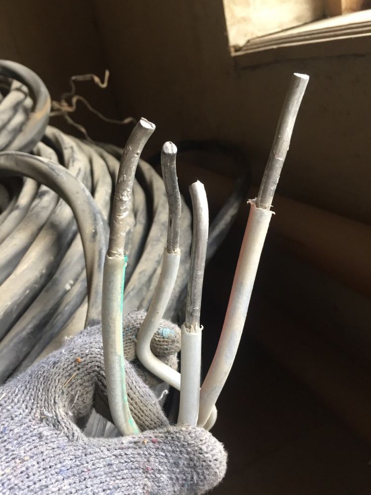 Kabel sotiladi. Yaxshi holatda turibdi.