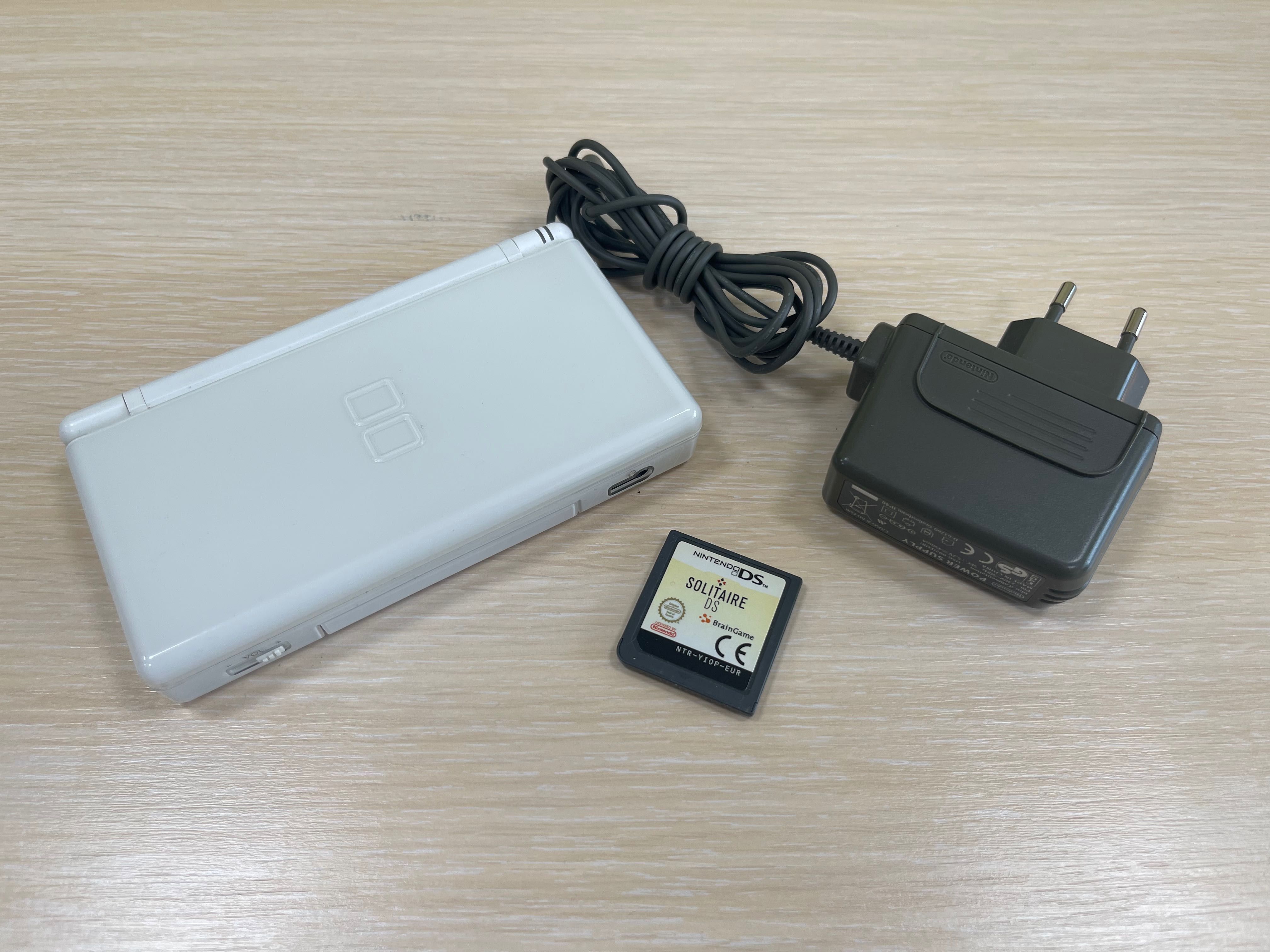 Оригинален Nintendo DS Lite – Бял + Адаптер + Писалка + Подарък игра