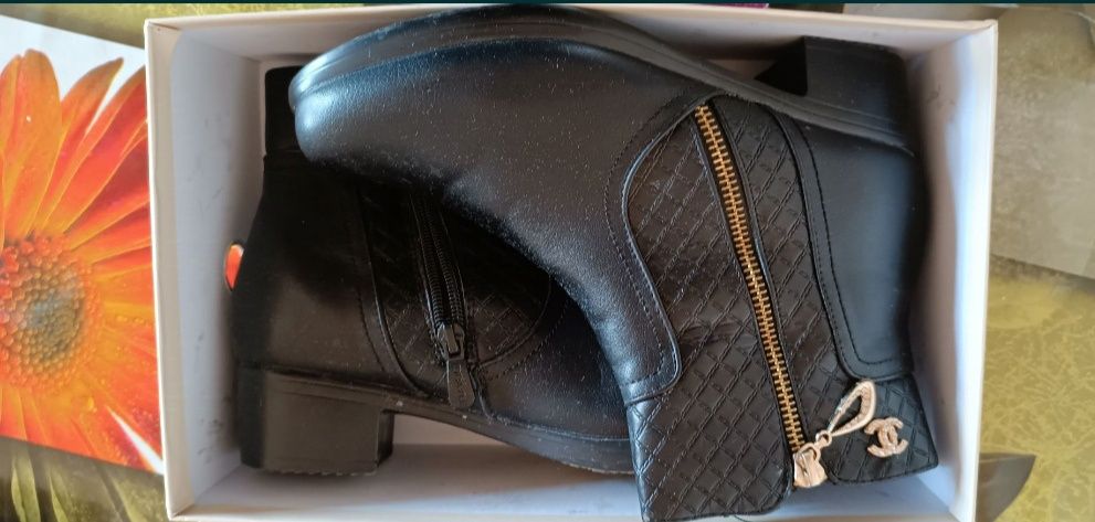 Ботинки кожаные черные новые