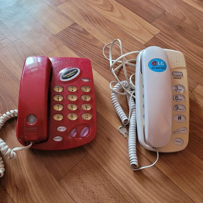 Продавам два домашни телефона