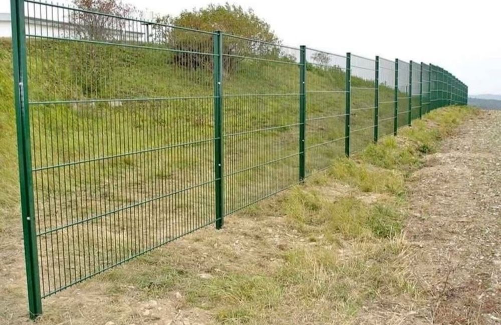 Vând  garduri  din sipca metalica  sau plasa bordurata
