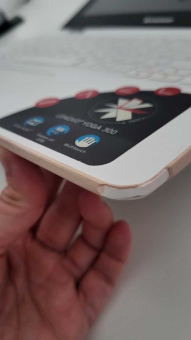 Лаптоп Lenovo Yoga 300 (Бял - отвън и вътре)