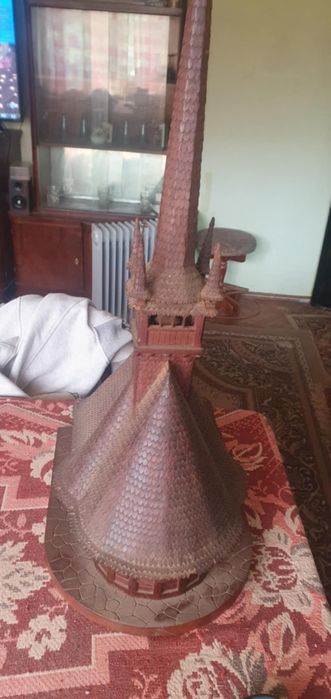 Machetă din lemn interpretând o biserică