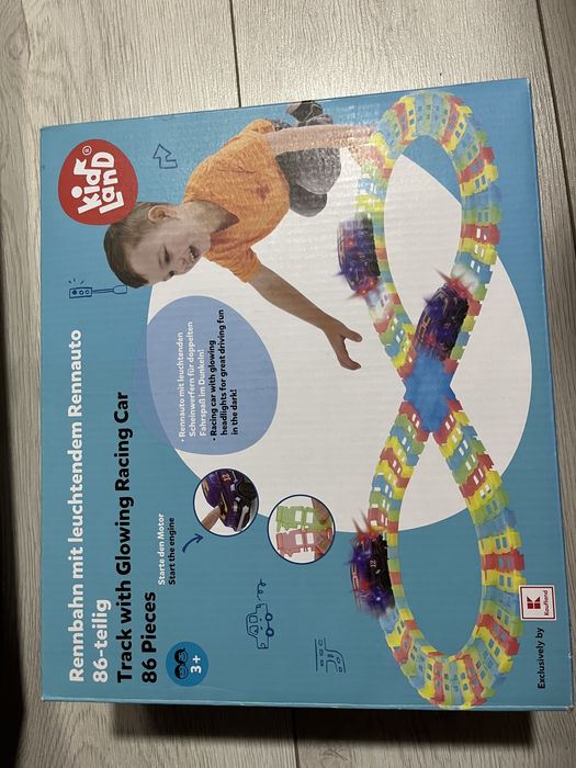 Pista de curse cu o masina de curse cu lumina