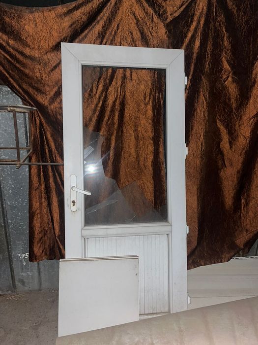 Продам пластиковую дверь