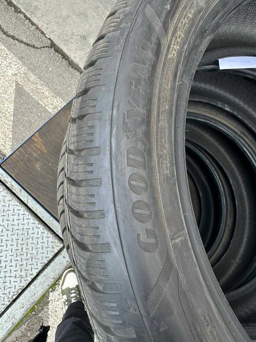 4 бр. зимни гуми Goodyear 235 / 50 R21 101V UG