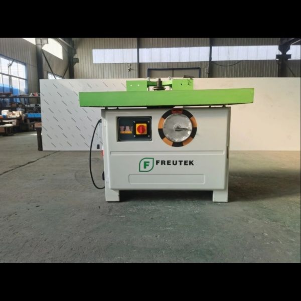 По заявка фреза с ъглова карета за дървена дограма.