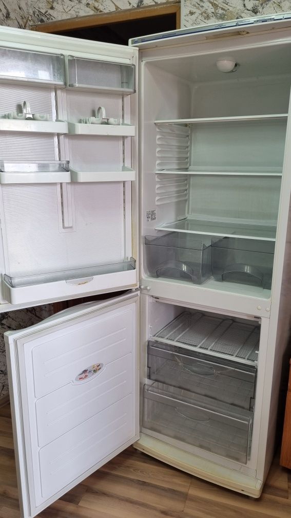Холодильник двухкамерный в отличном состоянии