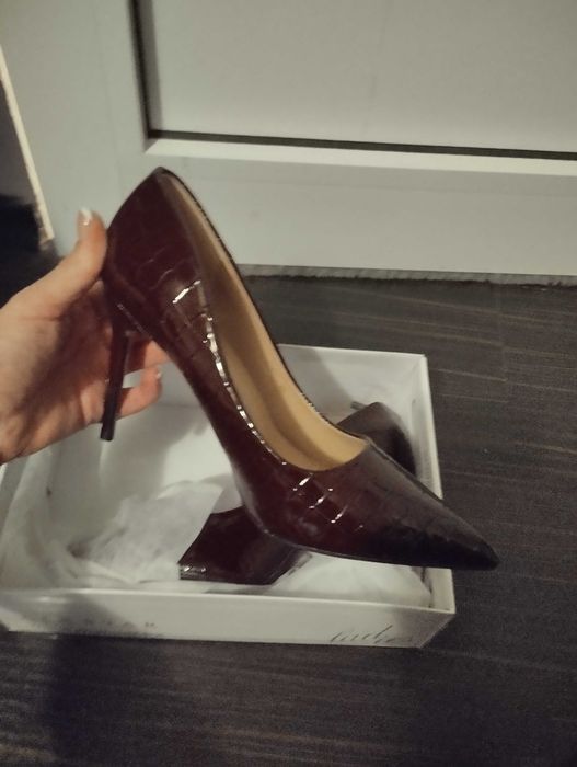 Нови обувки на ток бордо