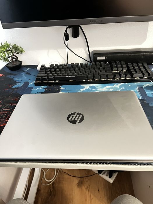 Vand laptop hp cu mici probleme
