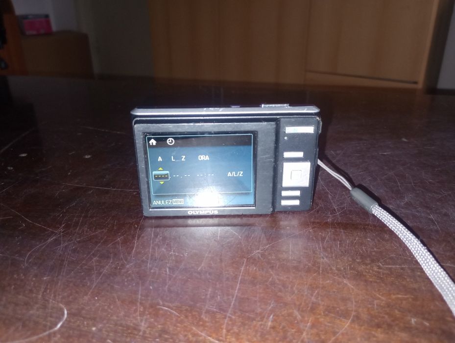 Olympus X-940, 14 MP, 4x optical zoom, digitală