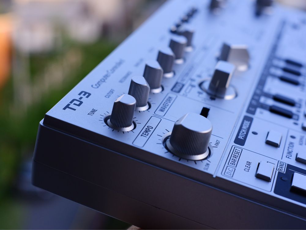 Продается  аналоговый синтезатор Behringer TD3 для acid и edm