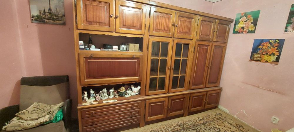 Vand mobila de lemn masiv