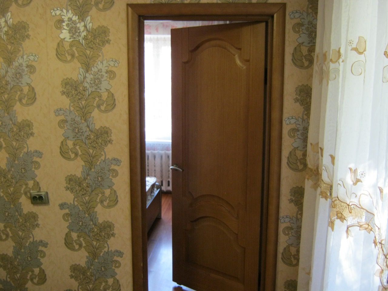 Аренда помесячно, 2х-комн.кв. в мкр.Алмагуль, 2/5эт, дом во дворах .