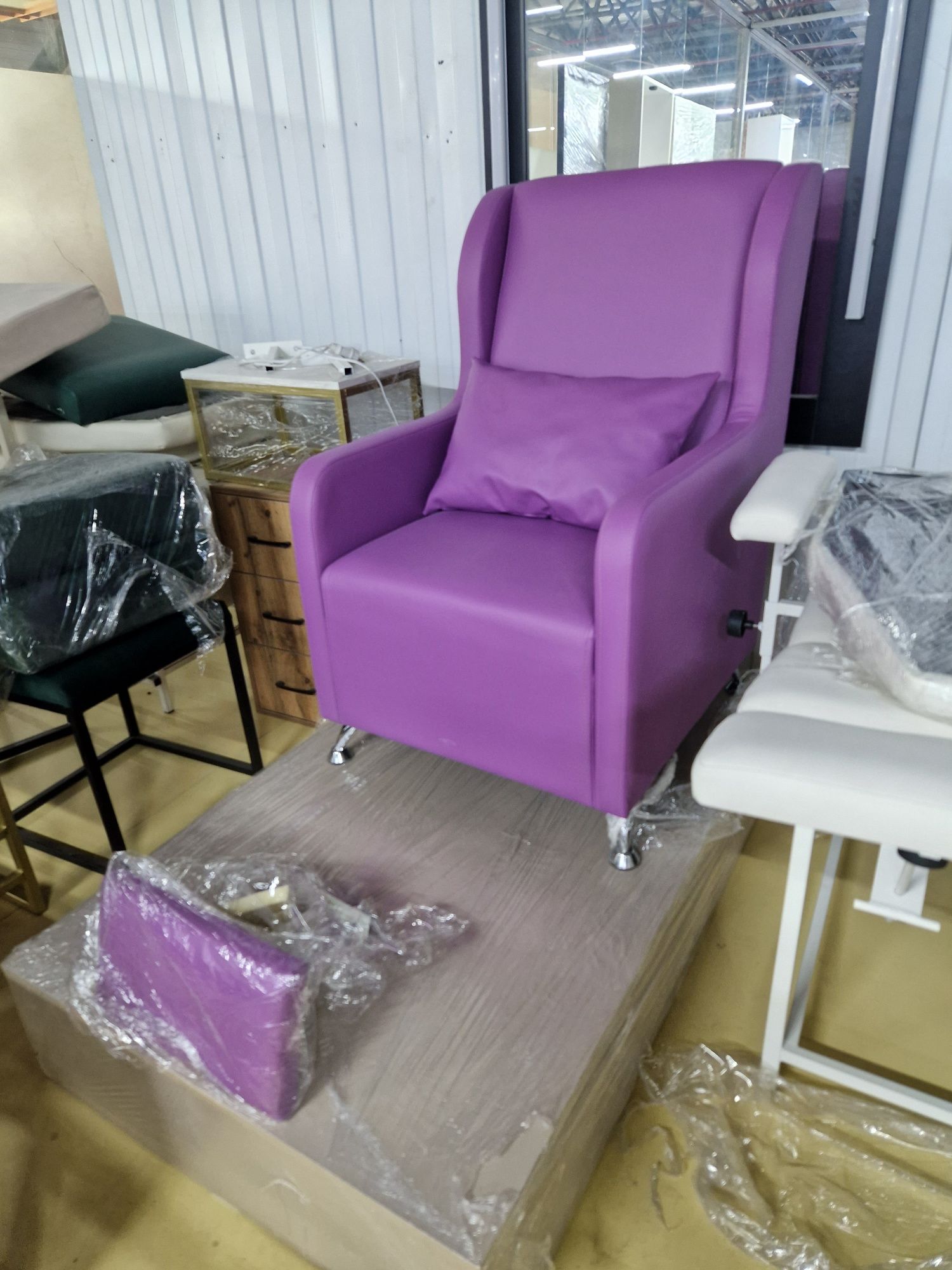 Педикюрные кресла в наличии и на заказ