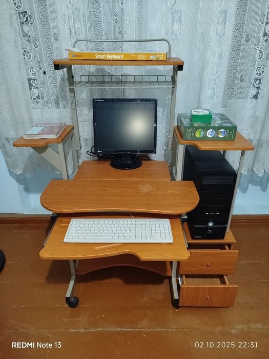 Компьютерный стол с надстройкой и полкой для системного блока !