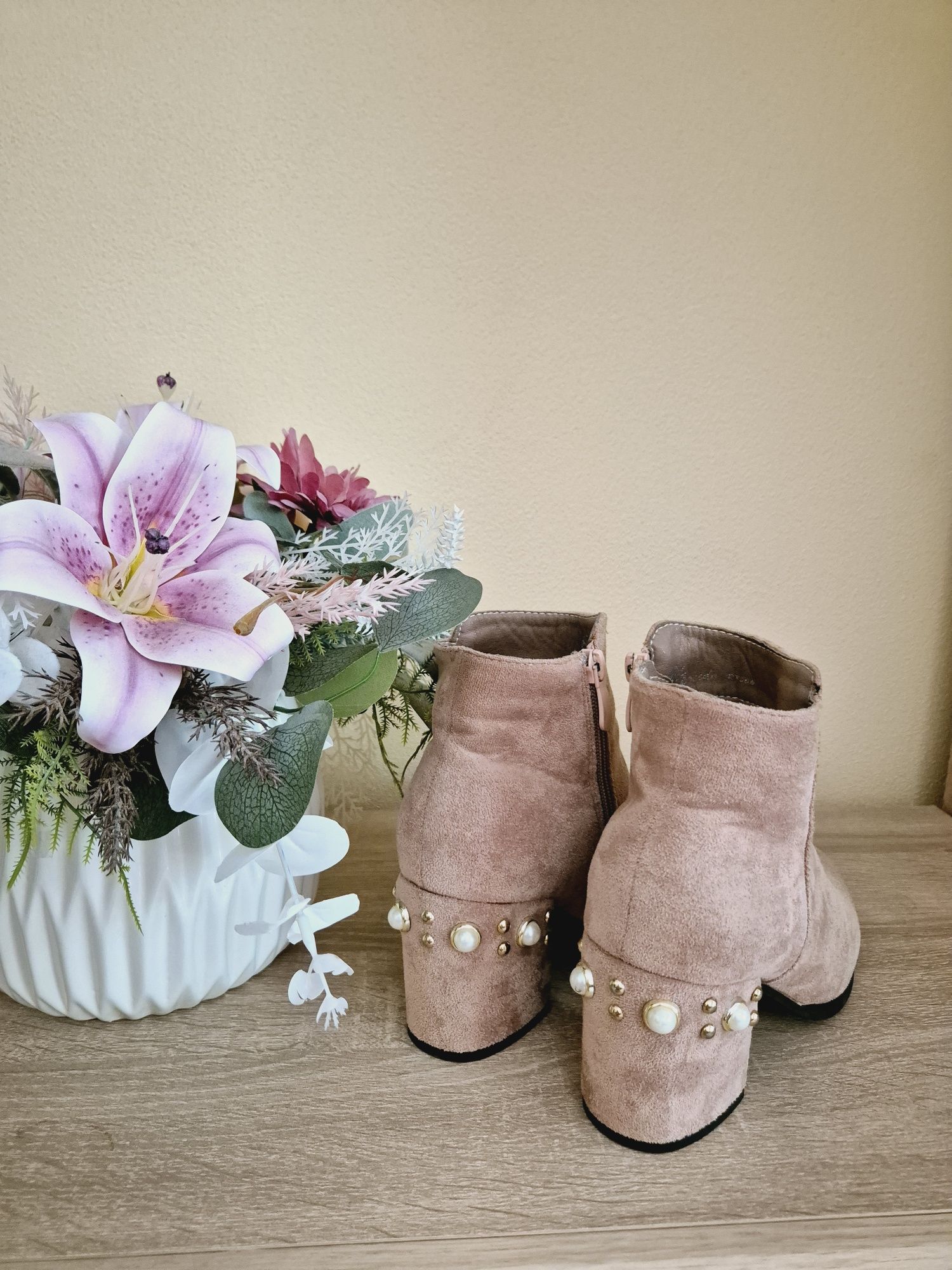 Botine elegante cu perle