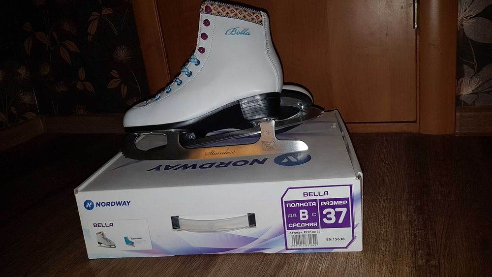 Коньки женские фигурные.