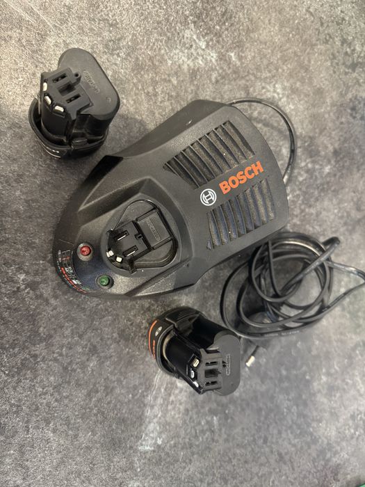 Acumulatori 3Ah si incarcator Bosch 12V GAL1230CV