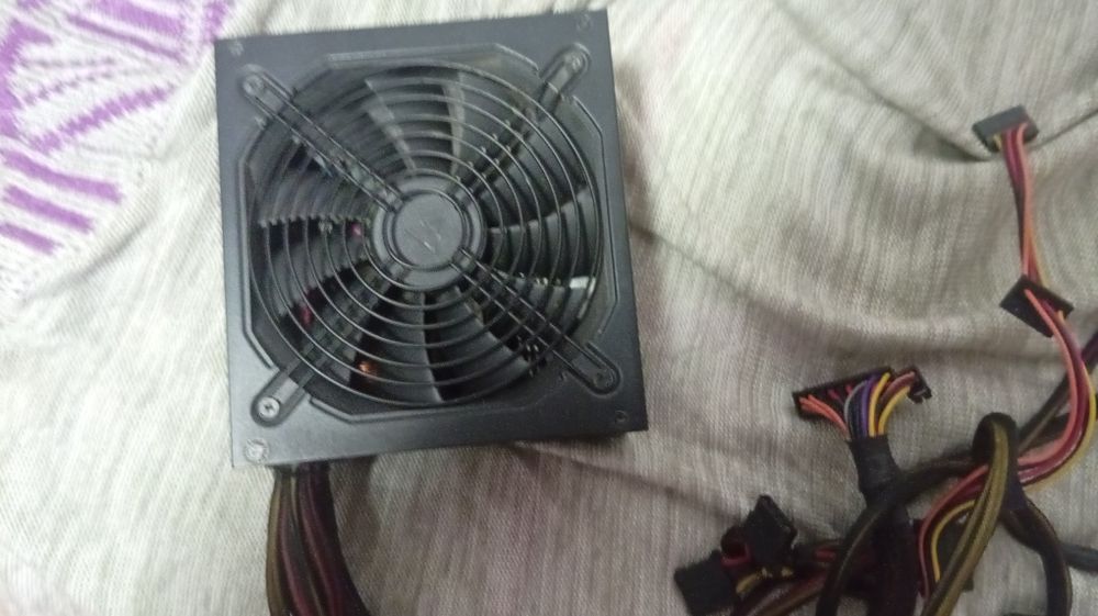 Vând sursă de 650w funcționează foarte bine