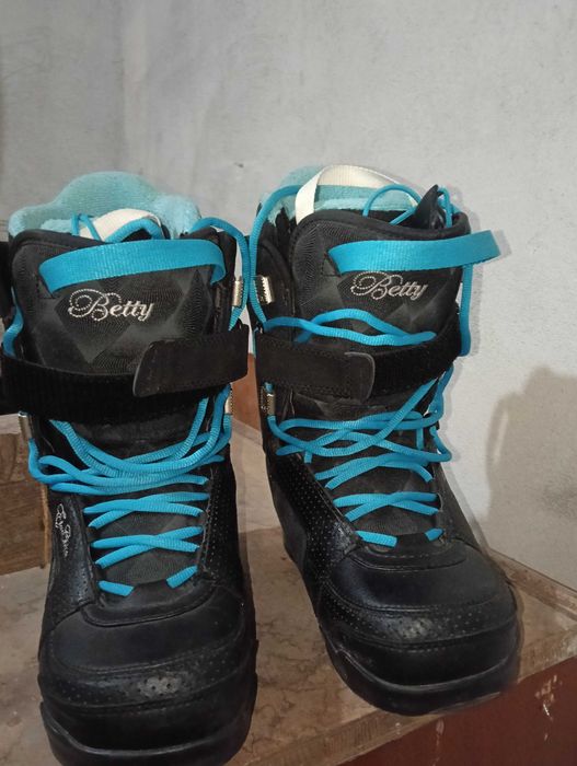 Сноуборд обувки различни размери.