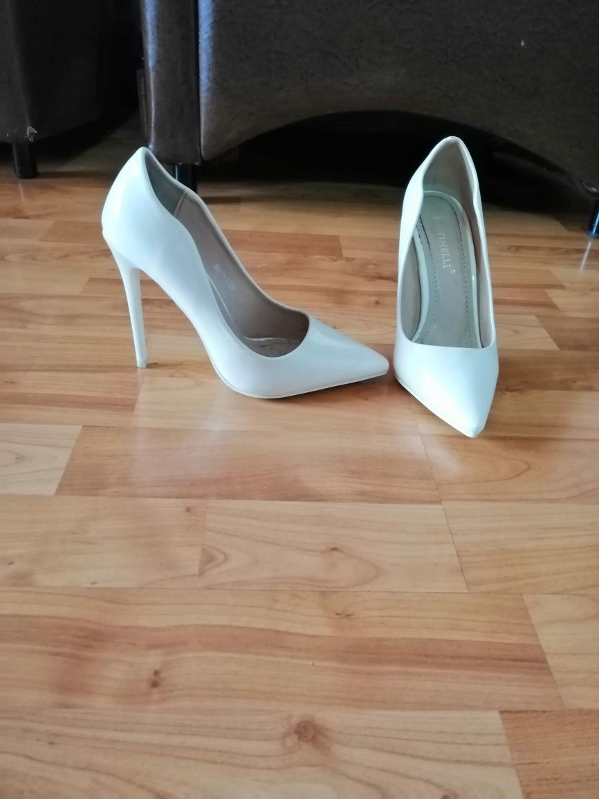 Pantofi albi mărimea 35