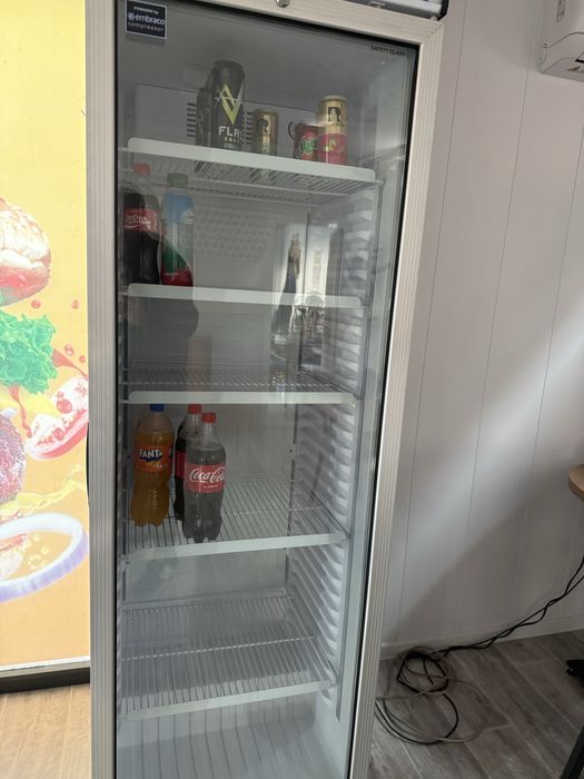 Ветрина холоделник сотилади