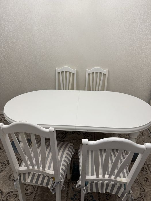 Овальный белый кухонный стол