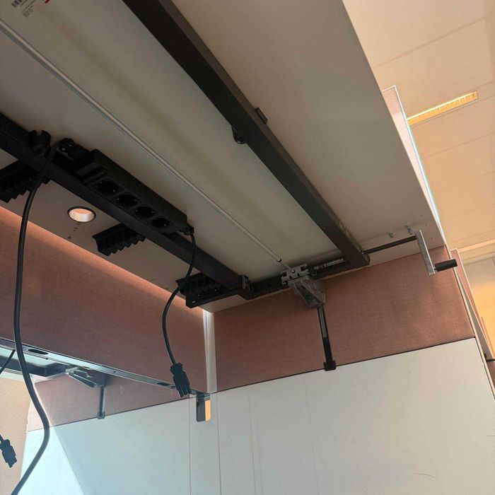 Birou cu panouri despărțitoare, reglaj înălțime, izolare fonică