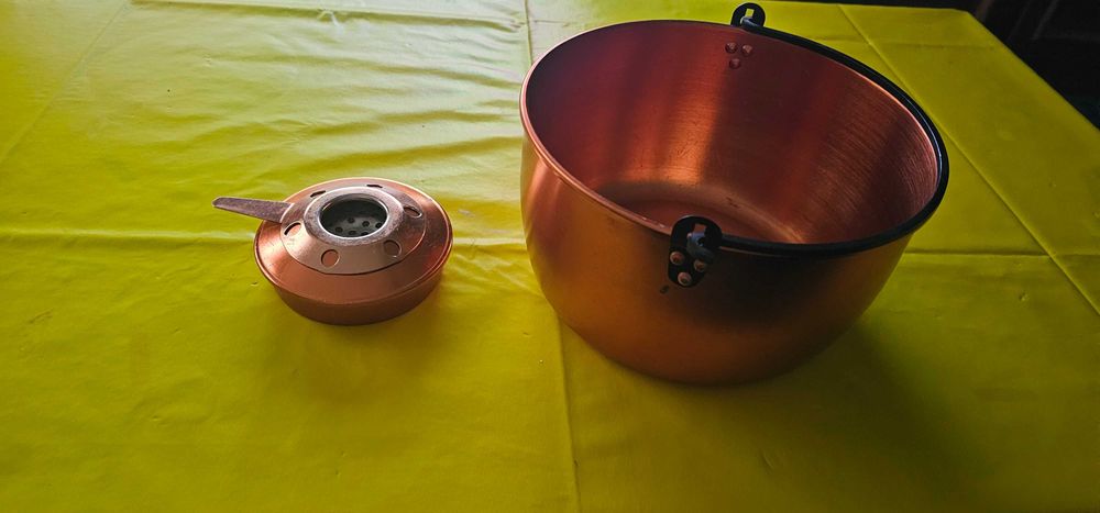 vas de cupru și un arzător cu spirt gatit in natura drumetii