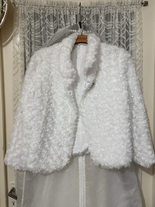 Vand haina alba ca pentru mireasa