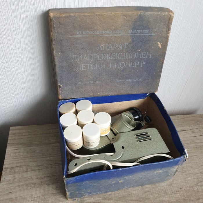 Прожекционен апарат с 7 броя детски филмчета за прожектиране