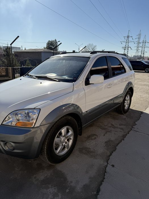 КИА Соренто 2009 г в хорошом состаяние цвет белый внедорожнык