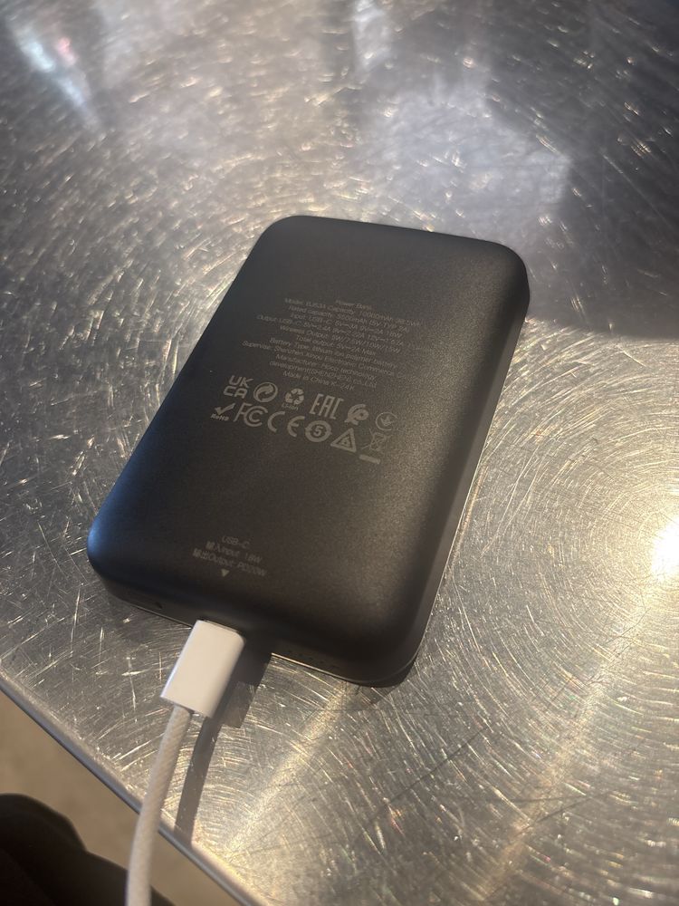 Продаю комплект Аксесуаров. В комплекте Magsafe Mi band и наушники