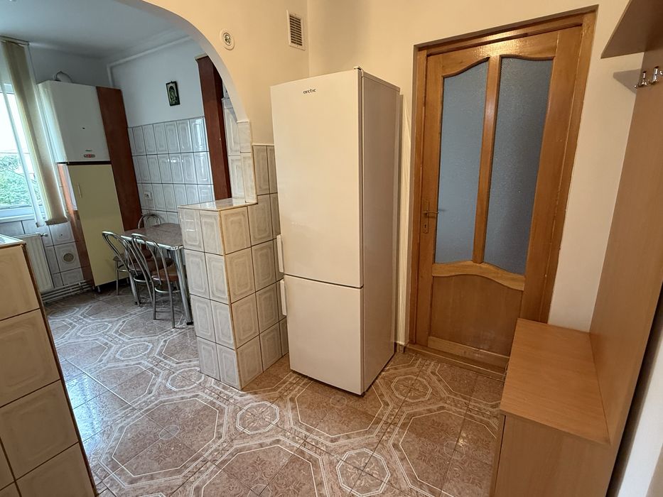 Inchiriez apartament cu 3 camere