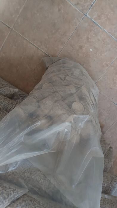 Vând peleti și brichete