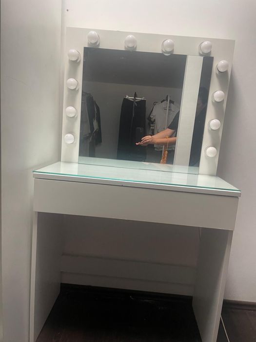 Masa de machiaj alba