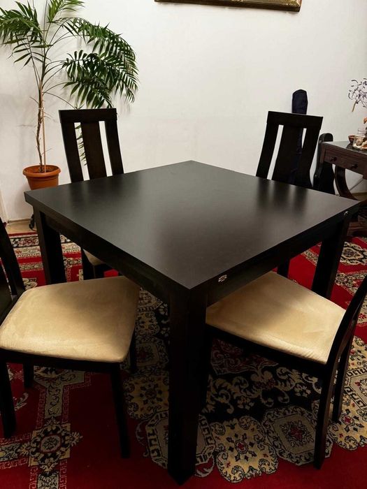 Masa extensibila cu 4 scaune, in stare perfecta
