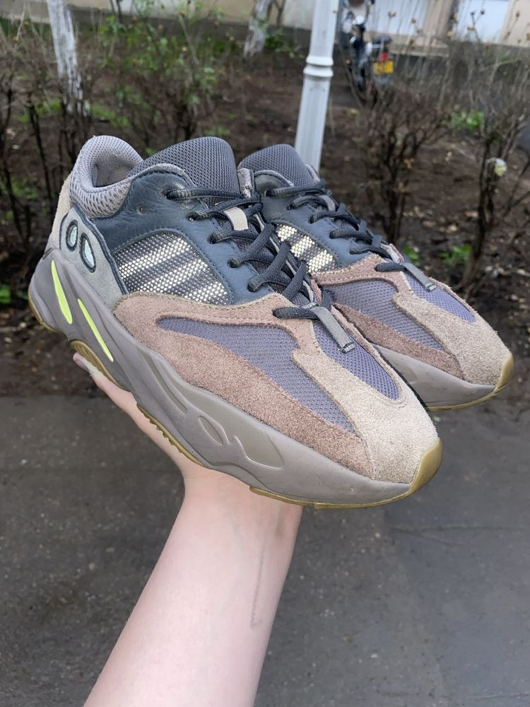 Yeezy 700 mauve