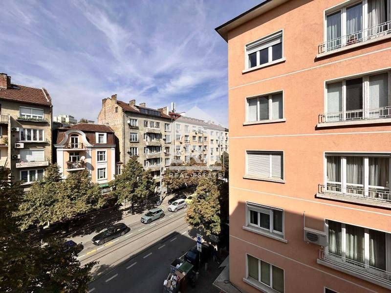 Дава се под наем Тристаен апартамент в София, Център - 101 кв.м за 800 € - Снимка #2