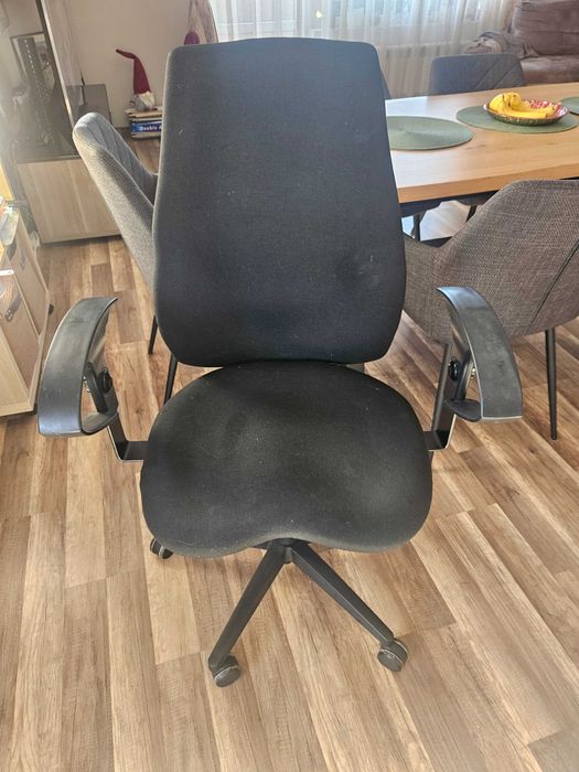 Продавам офис стол в отлично състояние с няколко функции за комфорт