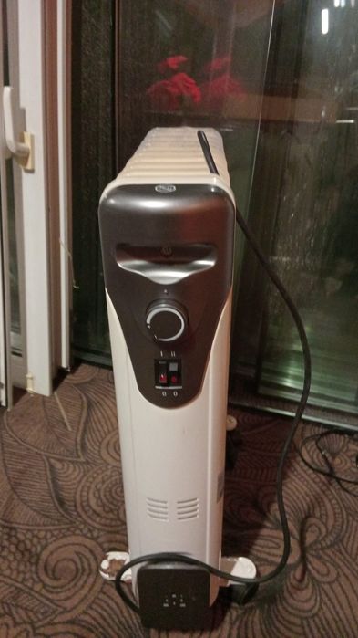 Vând calorifer pe ulei , radio și un aspirtor