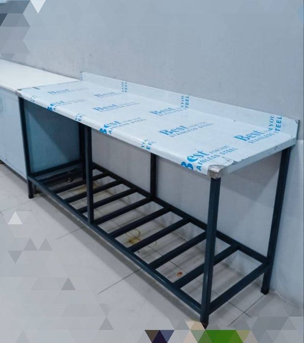 Стол с металлическим каркасом