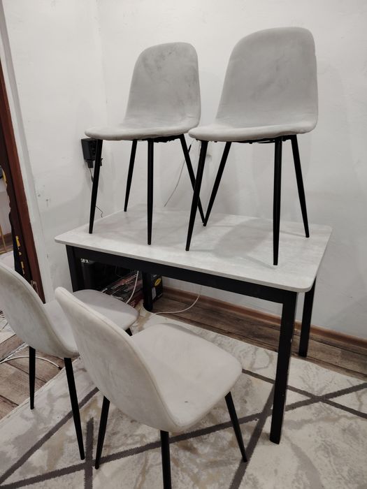 Стол со стульями в комплекте почти новые